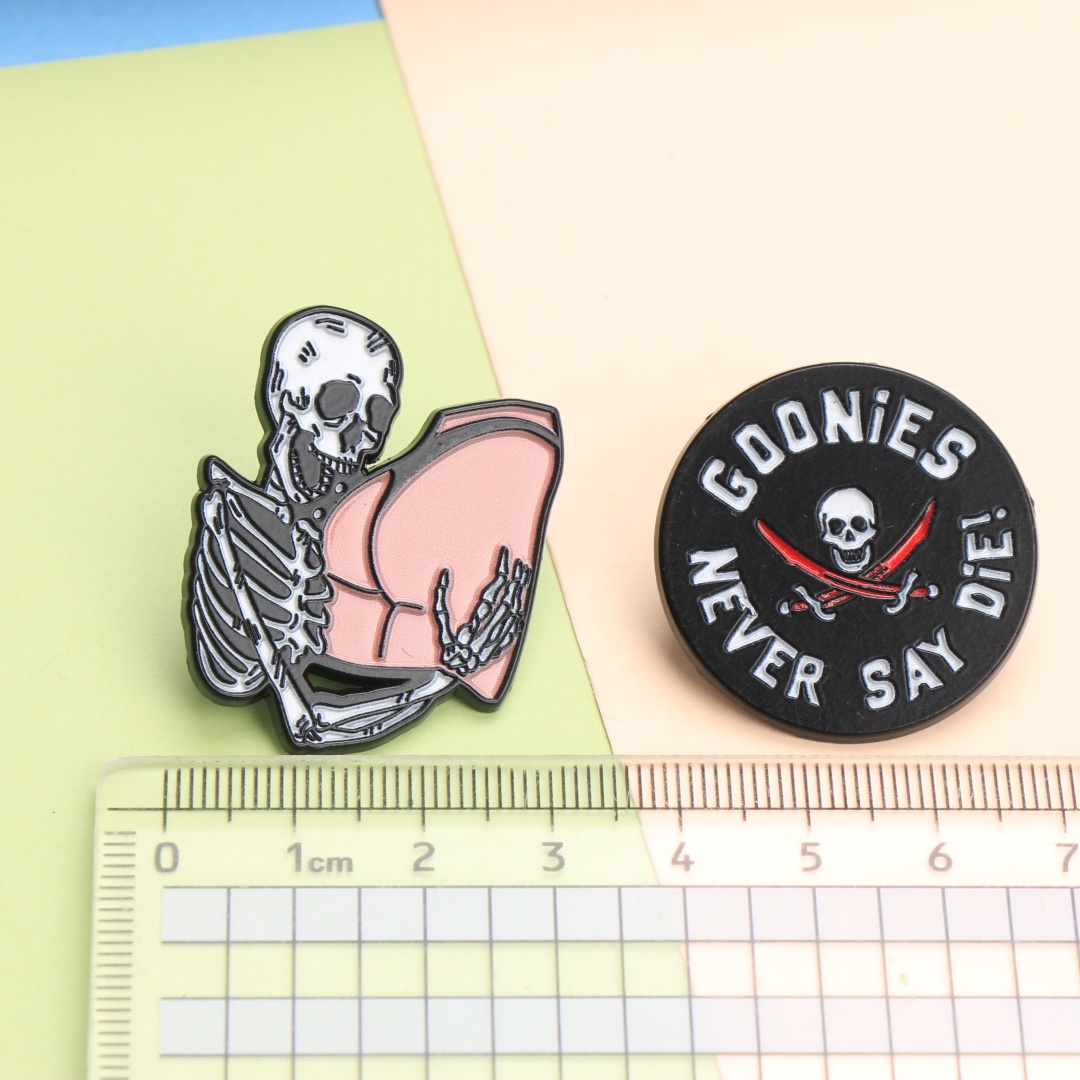 GOONIES NEVER SAY DIE! Enamel  - đánh giá và giá Embroidery Illustration